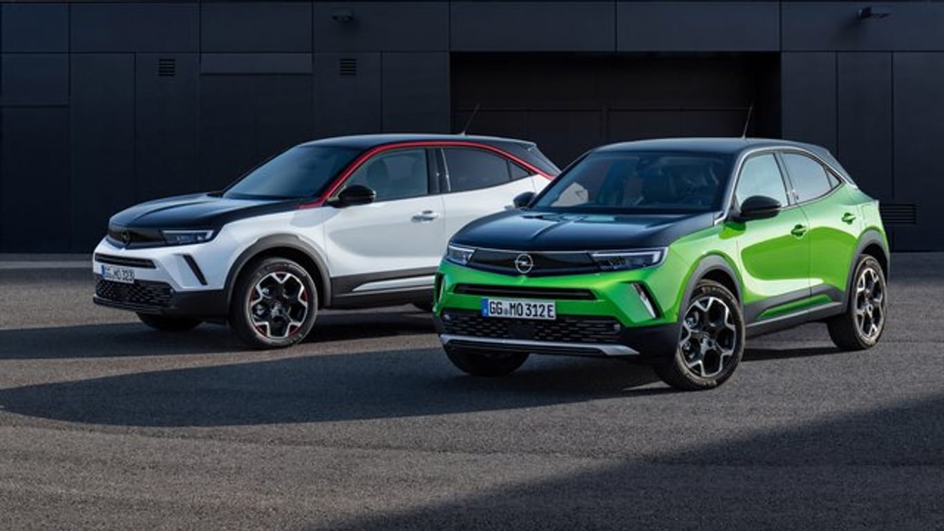 Doppelter Mokka: Opel bringt das völlig neu gestaltete Modell sowohl als Verbrenner wie auch als reines E-Auto (rechts) auf den Markt.