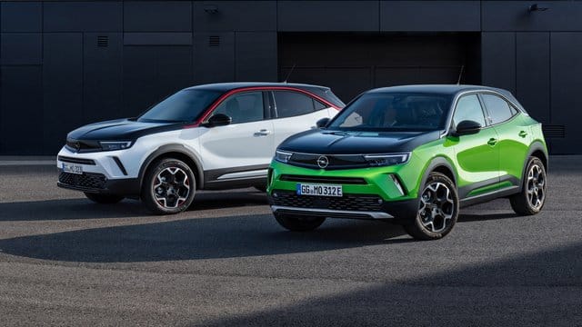 Doppelter Mokka: Opel bringt das völlig neu gestaltete Modell sowohl als Verbrenner wie auch als reines E-Auto (rechts) auf den Markt. Doppelter Mokka: Opel bringt das völlig neu gestaltete Modell sowohl als Verbrenner wie auch als reines E-Auto (rechts) auf den Markt.