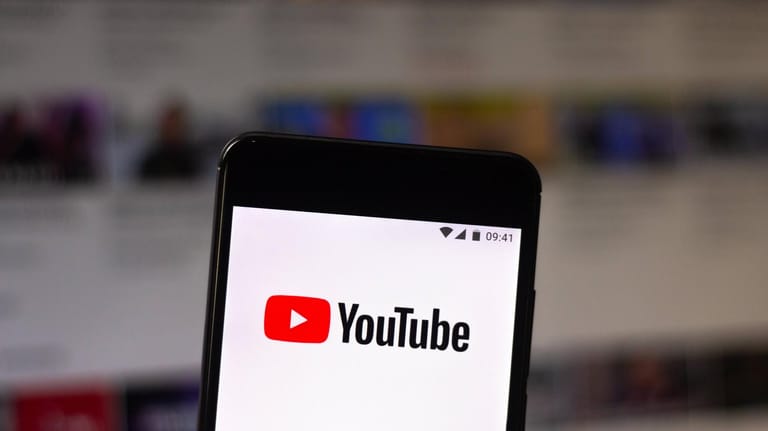Das Logo von YouTube auf einem Smartphone: In Zukunft könnte YouTube von europäischen Nutzern einen Altersnachweis verlangen.