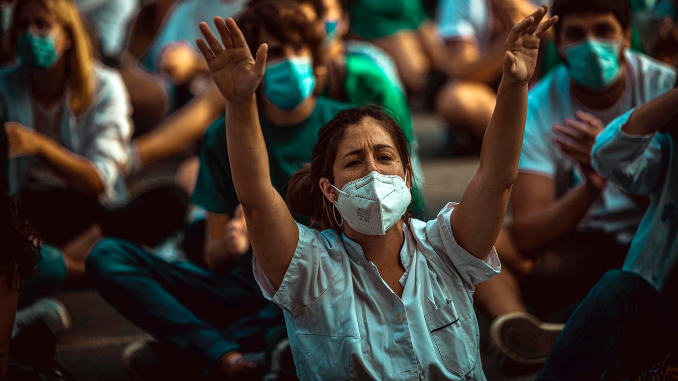 Barcelona: Assistenzärzte mit Mundschutz nehmen an einem Protest teil am zweiten Tag eines Streiks für bessere Arbeitsbedingungen. Während die Zahl der Covid-19-Infizierten im Land wieder ansteigt, fordern junge Ärzte unter anderem ein höheres Einkommen.
