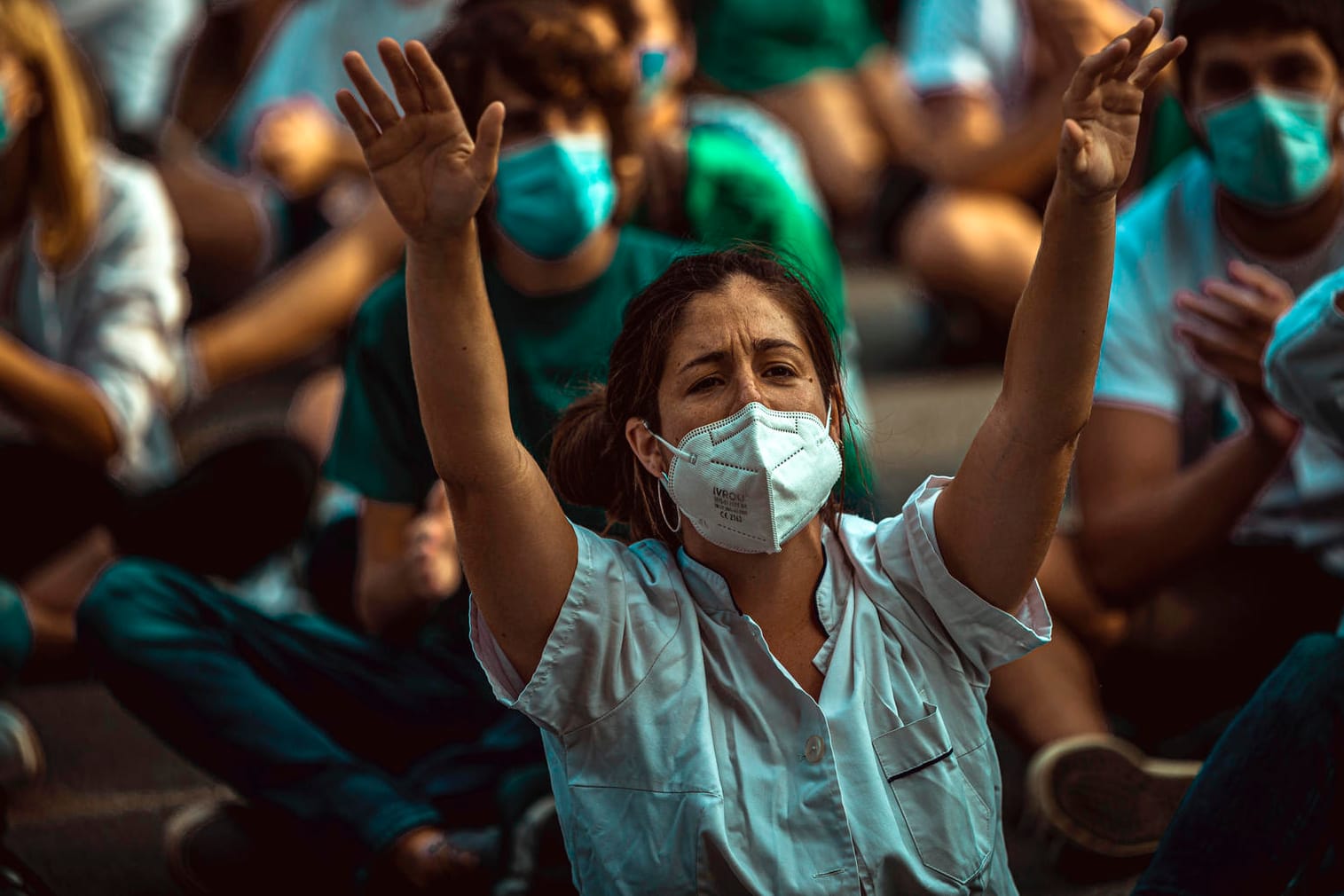 Barcelona: Assistenzärzte mit Mundschutz nehmen an einem Protest teil am zweiten Tag eines Streiks für bessere Arbeitsbedingungen. Während die Zahl der Covid-19-Infizierten im Land wieder ansteigt, fordern junge Ärzte unter anderem ein höheres Einkommen.