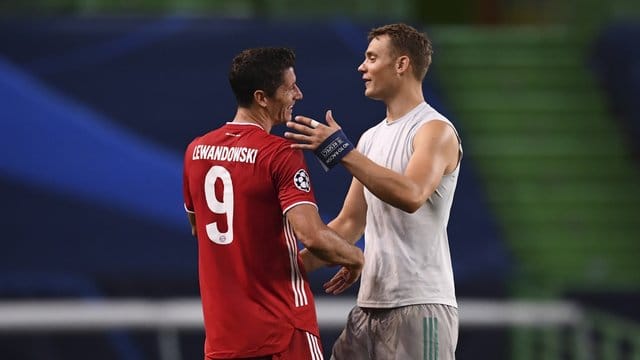 Robert Lewandowski (l) und Torhüter Manuel Neuer jubeln