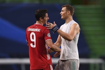 Robert Lewandowski (l) und Torhüter Manuel Neuer jubeln