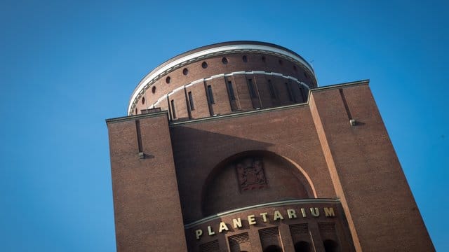 Blick auf das Planetarium (Archivbild): Von oben kann man über den Stadtpark blicken – und noch weiter hinaus.