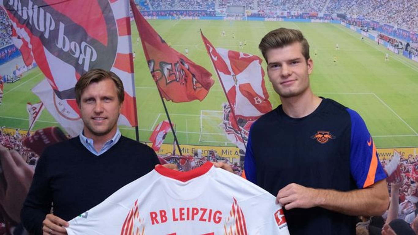 RB-Sportdirektor Markus Krösche (l) mit Neuzugang Alexander Sörloth.