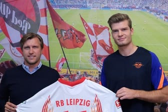 RB-Sportdirektor Markus Krösche (l) mit Neuzugang Alexander Sörloth.