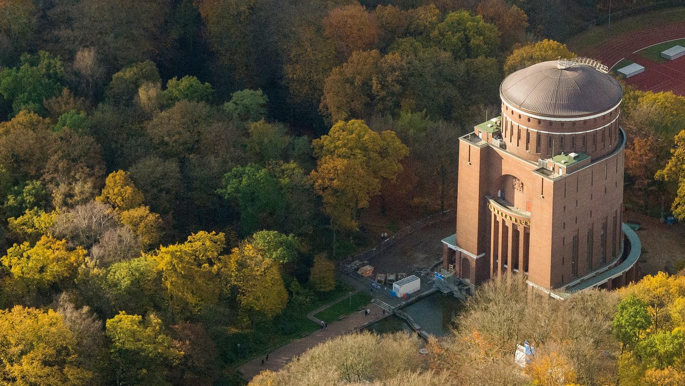 Herbstlich gefärbte Bäume zäunen das Planetarium (Archivbild): Der ehemalige Wasserturm liegt im Stadtteil Winterhude.