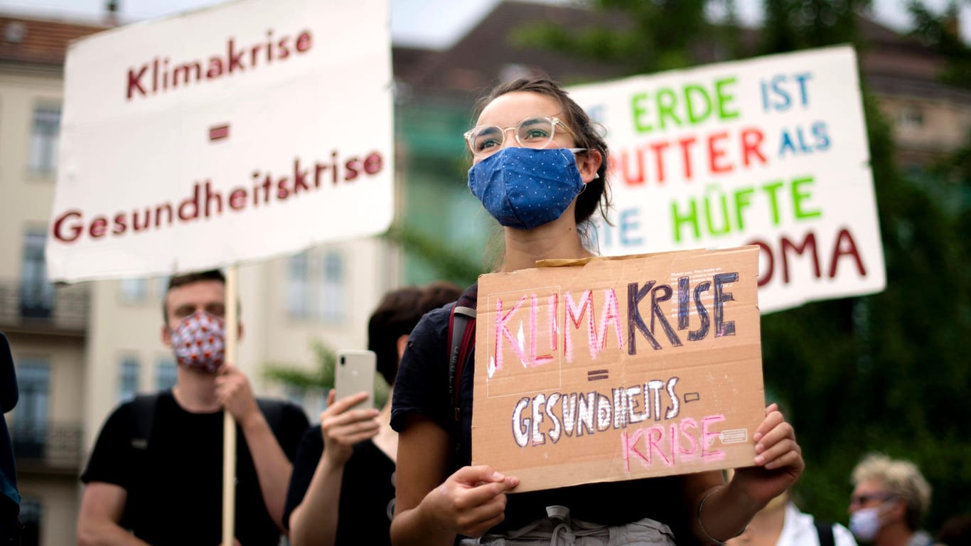 Demonstranten halten Schilder in den Händen (Sybolbild): Umweltschützer wollen am Freitag in Kiel eine Fahrraddemonstration abhalten.