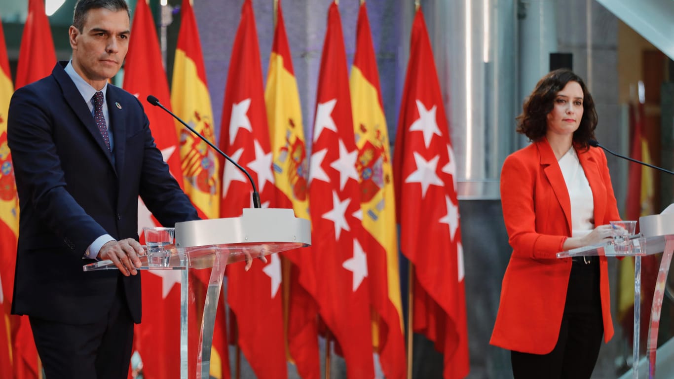 Madrid: Isabel Diaz Ayuso (r), Regionalpräsidentin von Madrid, und Pedro Sanchez, Ministerpräsident von Spanien, sprechen über das weitere Vorgehen in der Corona-Krise und Maßnahmen zur Eindämmung des Virus in Madrid.