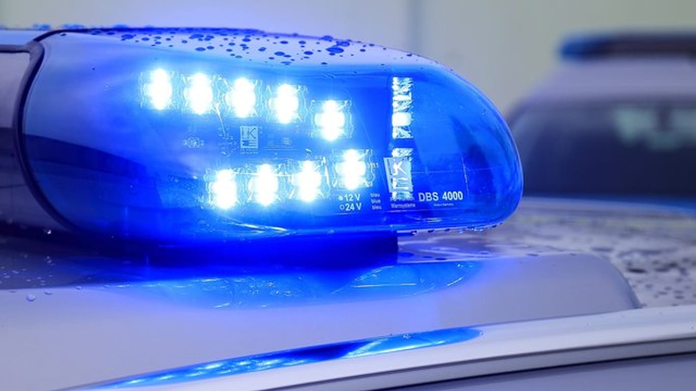 Ein Blaulicht leuchtet auf dem Dach eines Streifenwagens (Symbolbild): Die Polizei in Bonn hat zwei Verdächtige in einem Mordfall festgenommen.