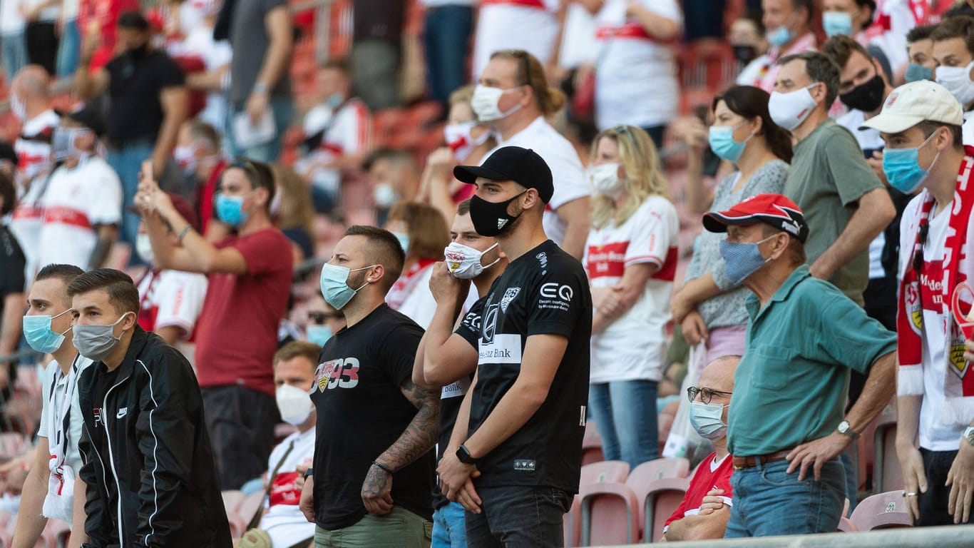 Mit Mund-Nasen-Schutz verfolgen Fans das Spiel des VfB Stuttgart gegen SC Freiburg: Viele Deutsche denken, es sei noch nicht der richtige Zeitpunkt, um Zuschauer in den Stadien wieder zuzulassen.