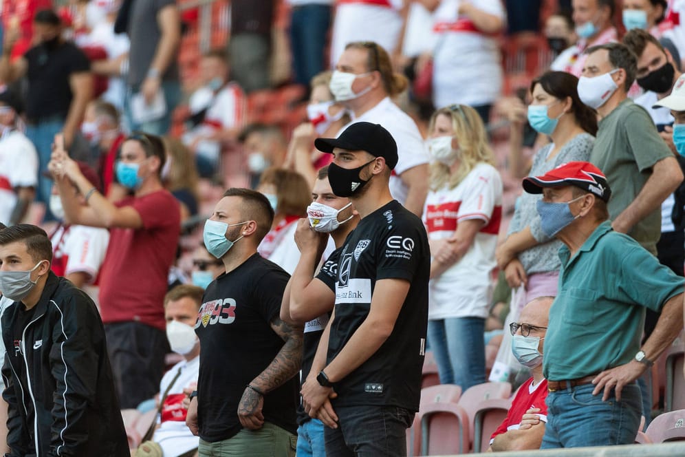 Mit Mund-Nasen-Schutz verfolgen Fans das Spiel des VfB Stuttgart gegen SC Freiburg: Viele Deutsche denken, es sei noch nicht der richtige Zeitpunkt, um Zuschauer in den Stadien wieder zuzulassen.