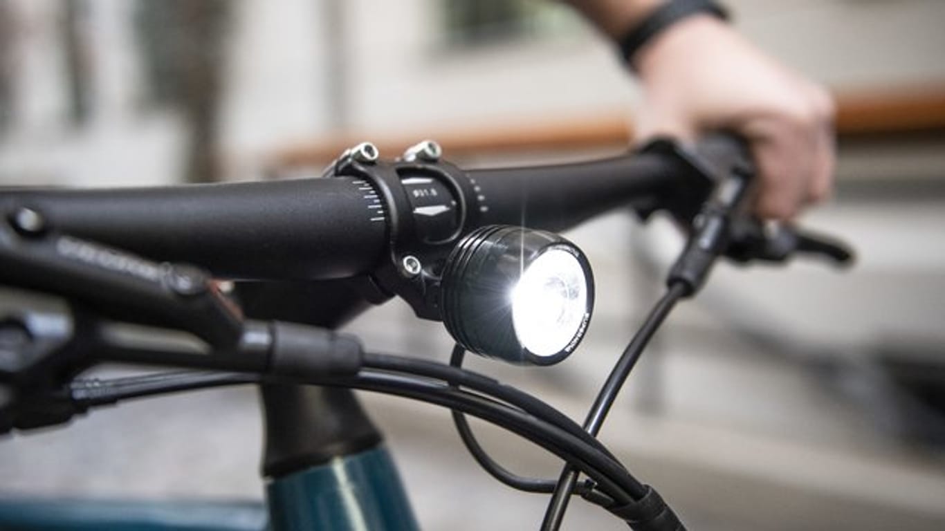 Neben reflektierender Kleidung ist auch eine ausreichende Beleuchtung am Fahrrad wichtig.