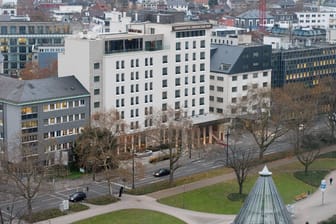 Der "Hessische Hof" in Frankfurt am Main (Archivbild): Wegen ausbleibender Messe-Gäste muss das Hotel schließen.