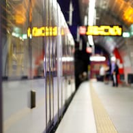 Blick auf eine U-Bahnhaltestelle: Ein Video im Netz soll eine wilde Party in einer Bahn zeigen.