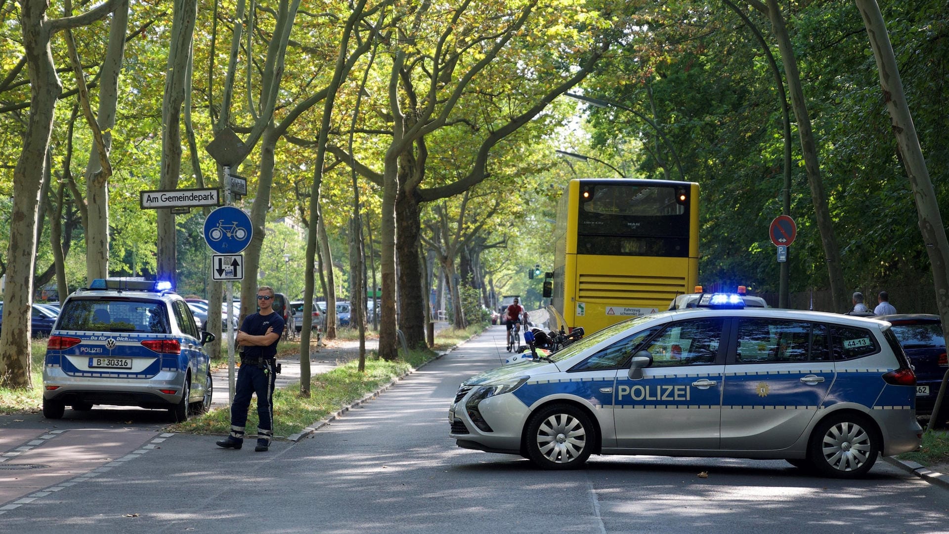 Polizisten stehen an einer Straße: In der Nähe ist an einer Oberschule Amokalarm ausgelöst worden.