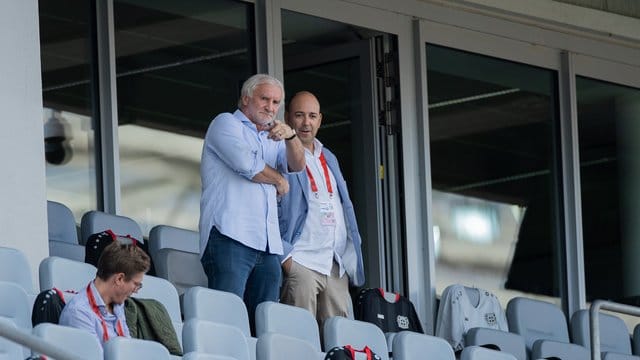 Hoffen bei Leverkusens Heimspiel gegen RB Leipzig auf Zuschauer: Sportchef Rudi Völler (l) und Geschäftsführer Fernando Carro. Hoffen bei Leverkusens Heimspiel gegen RB Leipzig auf Zuschauer: Sportchef Rudi Völler (l) und Geschäftsführer Fernando Carro.