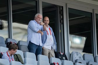 Hoffen bei Leverkusens Heimspiel gegen RB Leipzig auf Zuschauer: Sportchef Rudi Völler (l) und Geschäftsführer Fernando Carro.