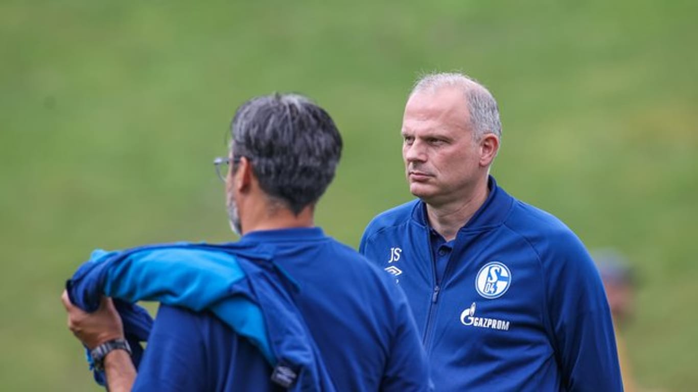 Fordert von Schalke-Trainer David Waagner (l) eine deutliche Leistungssteigerung: Sportdirektor Jochen Schneider.