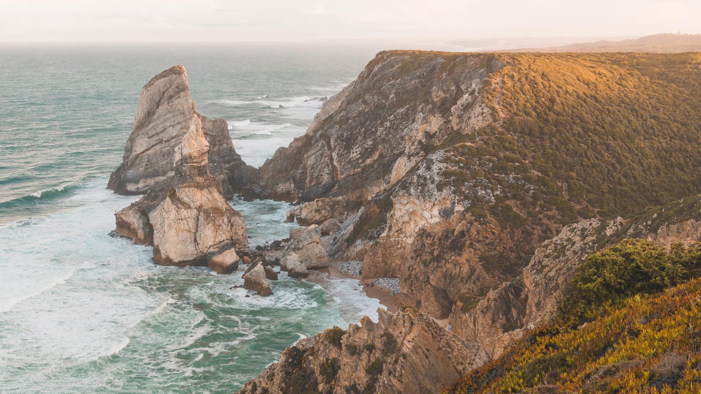 Felsen an der portugiesischen Küste: Nach einer großangelegten Suche entdeckten die portugiesischen Beamten den 33-Jährigen auf einer höhergelegenen Klippe. (Symbolbild)