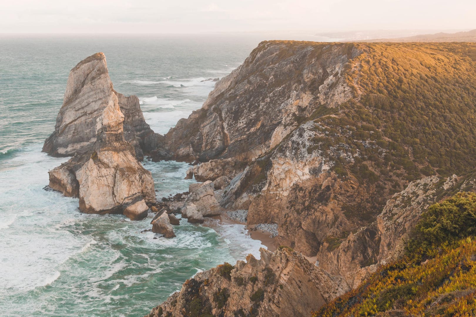 Felsen an der portugiesischen Küste: Nach einer großangelegten Suche entdeckten die portugiesischen Beamten den 33-Jährigen auf einer höhergelegenen Klippe. (Symbolbild)