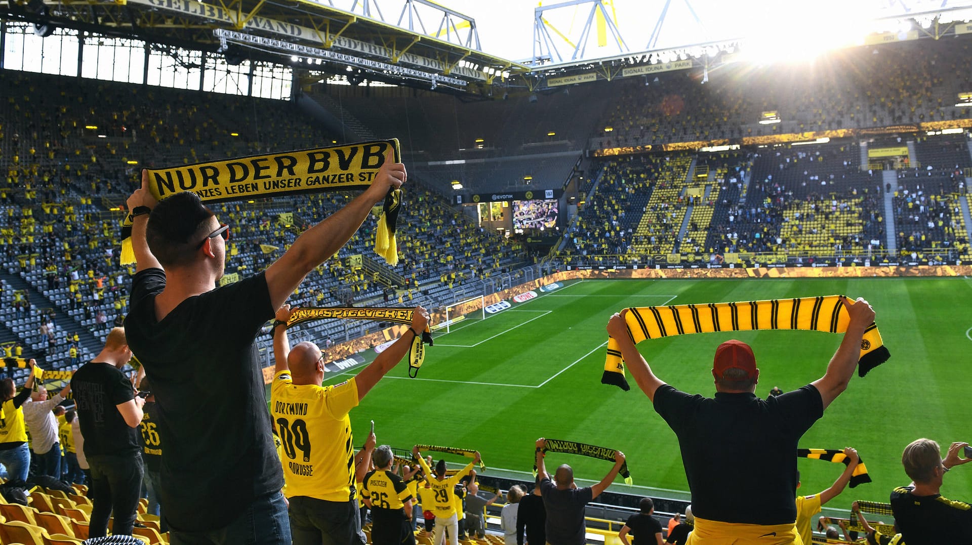 Fans im Stadion des BVB (Symbolbild): Das Weihnachtssingen im Signal Iduna Park fällt dieses Jahr aus.