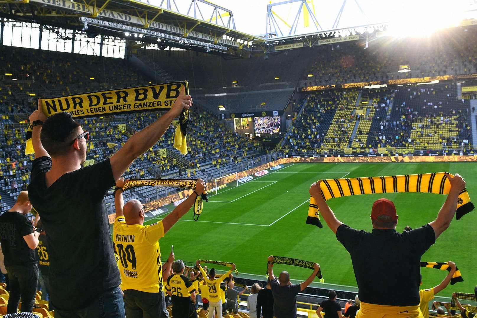 Fans im Stadion des BVB (Symbolbild): Das Weihnachtssingen im Signal Iduna Park fällt dieses Jahr aus.