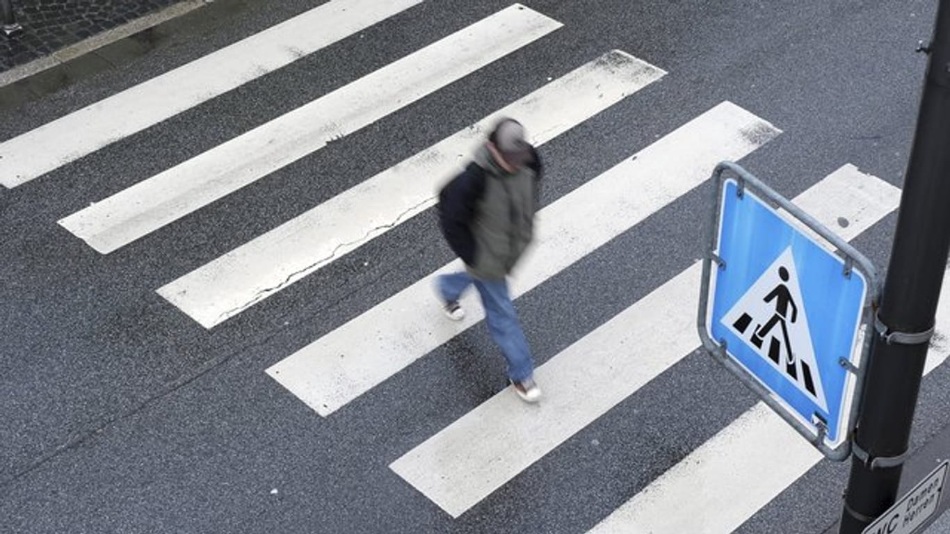 Ein Fußgänger geht über einen Zebrastreifen: In Essen wollte ein betrunkener selbst einen auf die Straße malen.