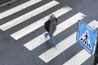 Ein Fußgänger geht über einen Zebrastreifen: In Essen wollte ein betrunkener selbst einen auf die Straße malen.