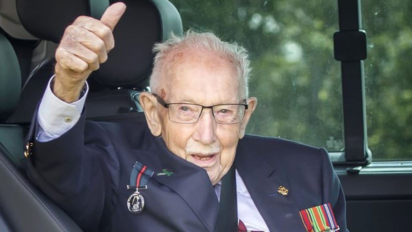 Ein 100-Jähriger, über den man nicht nur in England spricht: der Weltkriegsveteran und Rekord-Spendensammler Tom Moore.
