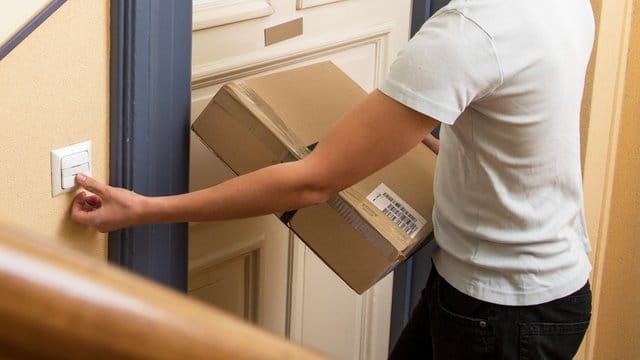 Wer bei Lieferung einer Bestellung nicht zu Hause sein kann, kann mit dem Zusteller auch einen Abstellort vereinbaren. Wer bei Lieferung einer Bestellung nicht zu Hause sein kann, kann mit dem Zusteller auch einen Abstellort vereinbaren.