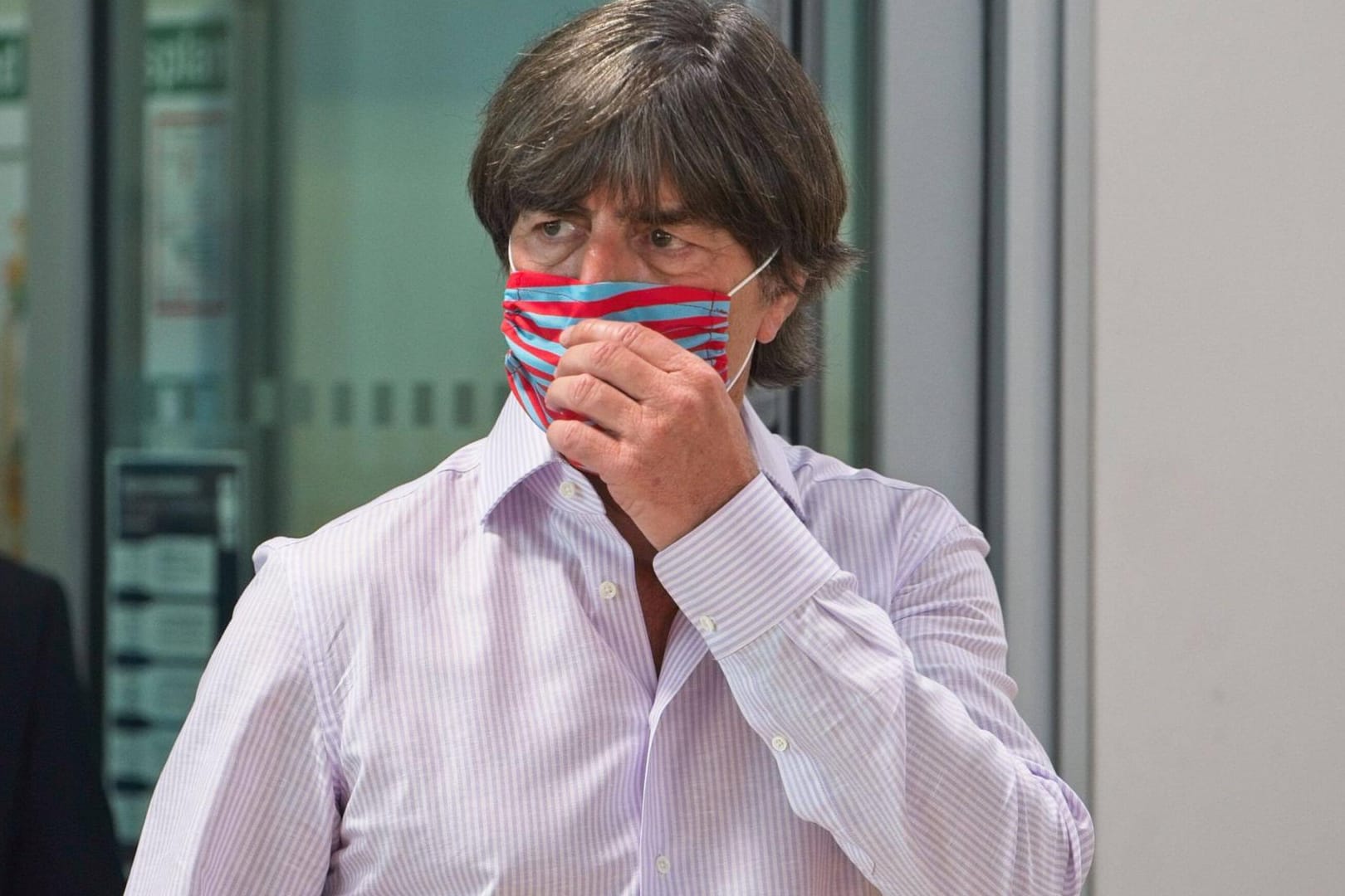 Joachim Löw mit Maske: Der Bundestrainer kritisiert den die Uefa.