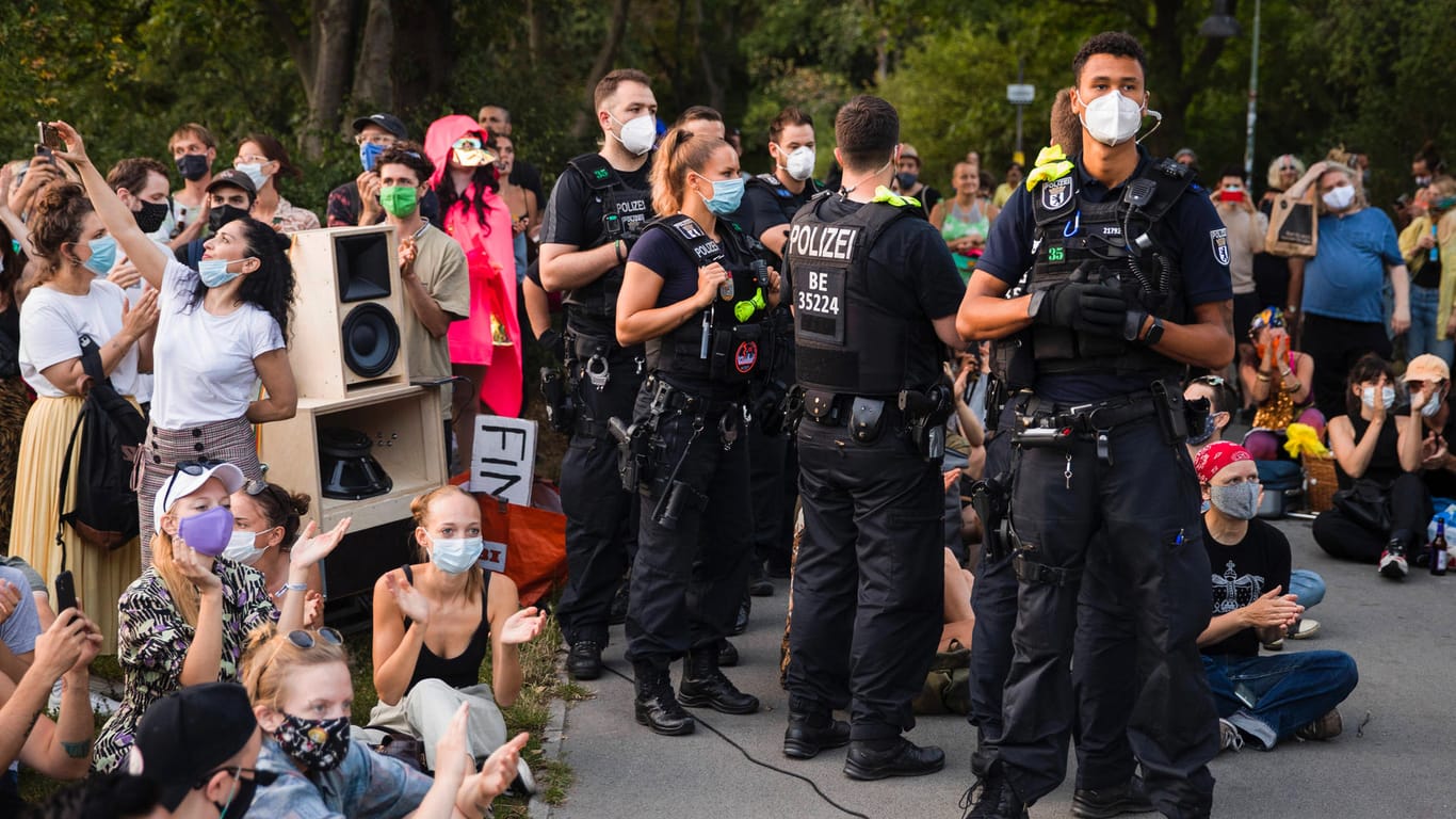 Polizisten bei einer Open-Air-Veranstaltung in Berlin: Viele jüngere Menschen infizieren sich bei illegalen Partys oder privaten Feiern.