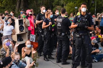 Polizisten bei einer Open-Air-Veranstaltung in Berlin: Viele jüngere Menschen infizieren sich bei illegalen Partys oder privaten Feiern.