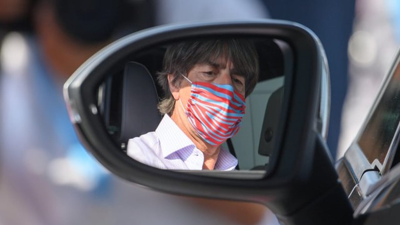 Hält sich an die Hygiene-Regeln und trägt sogar am Steuer einen Nase-Mund-Schutz: Bundestrainer Joachim Löw im Rückspiegel seines Wagens.