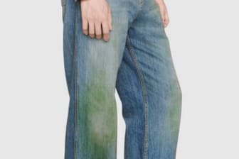 Gucci-Jeans mit Grasflecken: Das Luxus-Modelabel hat eine ungewöhnliche Hose im Angebot.