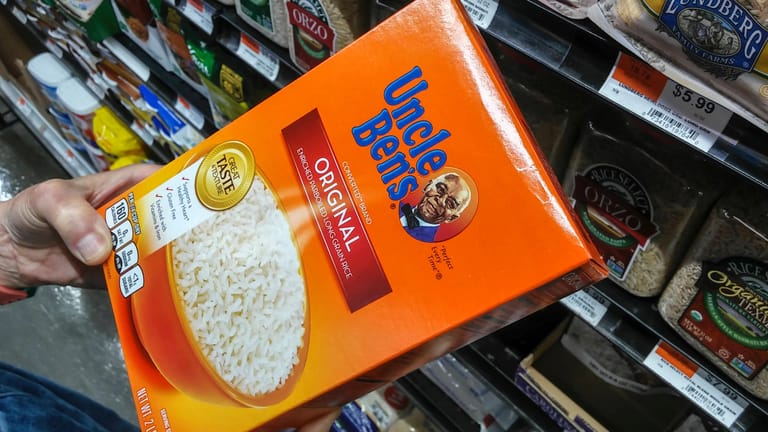 Eine Packung "Uncle Ben's"-Reis: Die Bezeichnung "Uncle" und die Bebilderung werden als dienerhafte und abwertende Symbolik empfunden. (Archivbild)