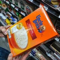 Eine Packung "Uncle Ben's"-Reis: Die Bezeichnung "Uncle" und die Bebilderung werden als dienerhafte und abwertende Symbolik empfunden. (Archivbild)