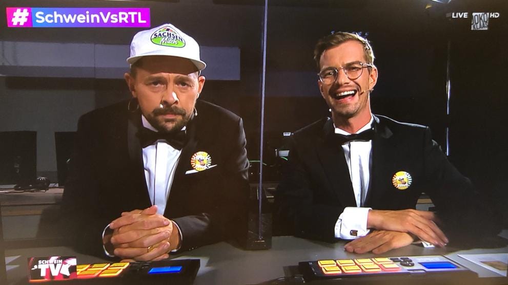 "Schwein vs RTL": Joko und Klaas ließen am Mittwochabend eine Sau durch die "Galerie König" in Berlin Kreuzberg laufen. "Schwein vs RTL": Joko und Klaas ließen am Mittwochabend eine Sau durch die "Galerie König" in Berlin Kreuzberg laufen.