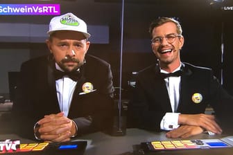 "Schwein vs RTL": Joko und Klaas ließen am Mittwochabend eine Sau durch die "Galerie König" in Berlin Kreuzberg laufen.