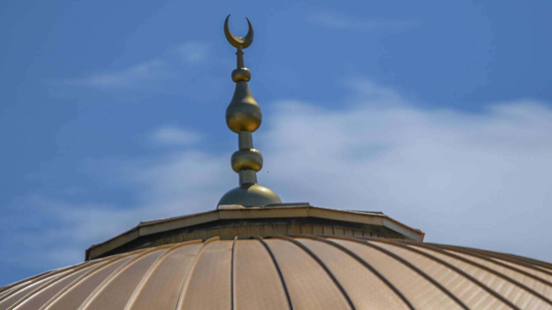 Bilinmeyen bir kişi Ditib camisini ateşe verdi