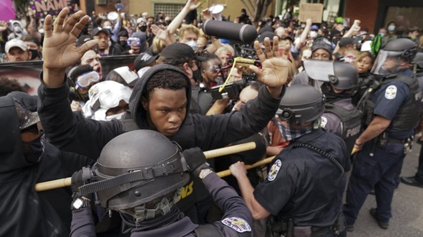 In Louisville (Kentucky) gab es nach der Entscheidung Zusammenstöße zwischen Polizei und Demonstranten.
