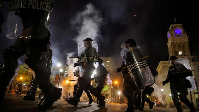 Ausschreitungen in Louisville: In der Nacht kommt es zu Zusammenstößen zwischen Polizei und Demonstranten.