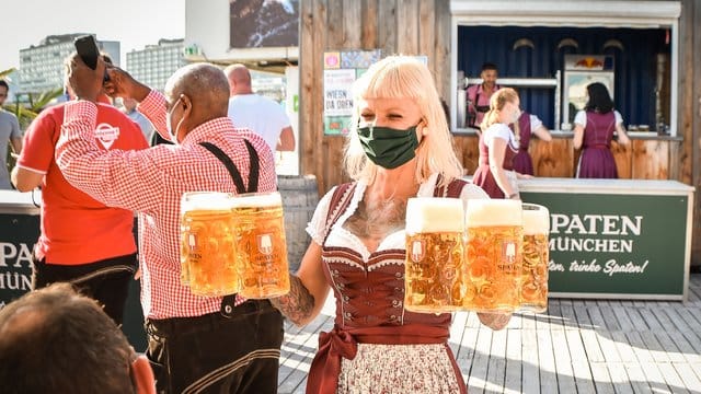 Eine Bedienung trägt Biergläser (Archivbild): In Stuttgart wird in vielen Lokalen ein Ersatz-Wasen gefeiert. Eine Bedienung trägt Biergläser (Archivbild): In Stuttgart wird in vielen Lokalen ein Ersatz-Wasen gefeiert.