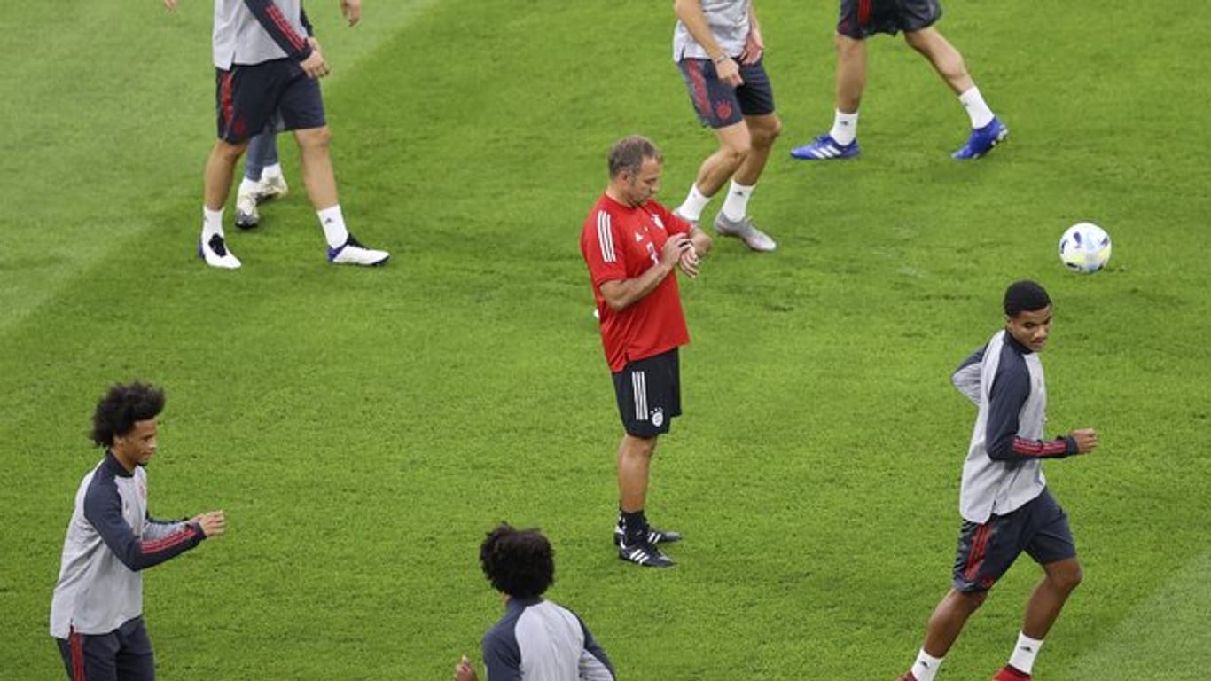 Kann gegen den FC Sevilla aus dem Vollen schöpfen: Hansi Flick (M) beim Abschlusstraining des FC Bayern München.
