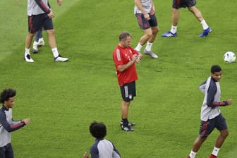 Kann gegen den FC Sevilla aus dem Vollen schöpfen: Hansi Flick (M) beim Abschlusstraining des FC Bayern München.