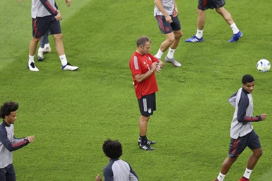 Kann gegen den FC Sevilla aus dem Vollen schöpfen: Hansi Flick (M) beim Abschlusstraining des FC Bayern München.