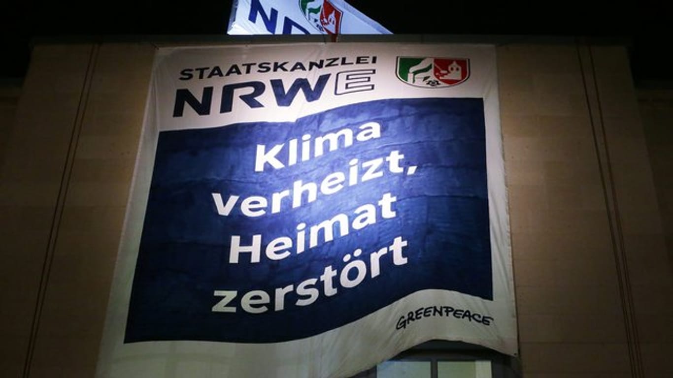 Ein Protest-Banner der Organisation Greenpeace: Aktivisten haben es an der Düsseldorfer Staatskanzlei aufgespannt.