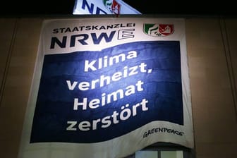 Ein Protest-Banner der Organisation Greenpeace: Aktivisten haben es an der Düsseldorfer Staatskanzlei aufgespannt.