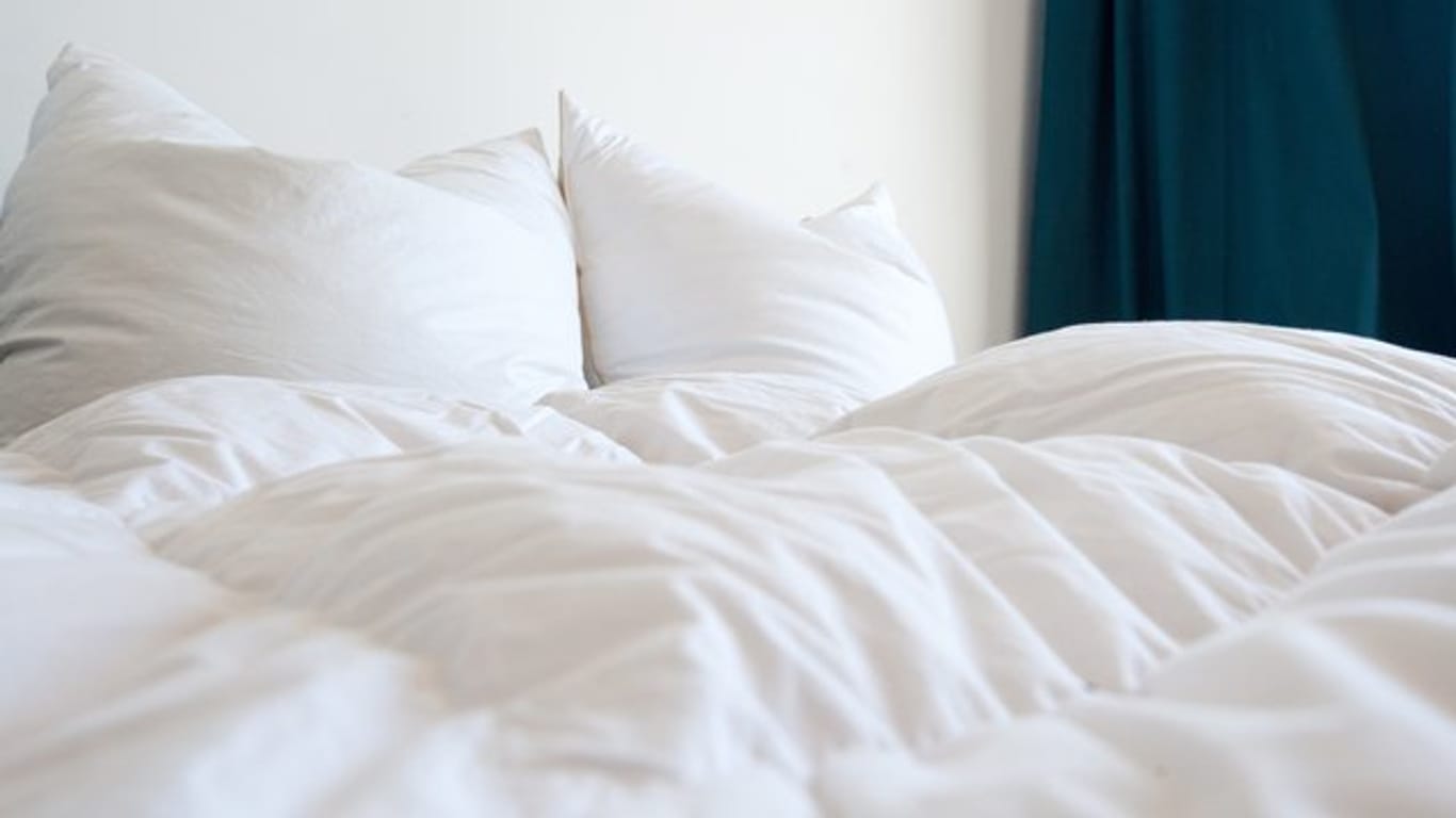 Damit Bettdecken so schön weiß und sauber bleiben, sollte man sie regelmäßig waschen.